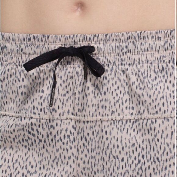 Lululemon step lively crop Dottie dash grain black 4 relaxed drawstring - Picture 7 of 12